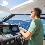 Motoryacht Anlegen Training im Hafen während eines Skipper Trainings