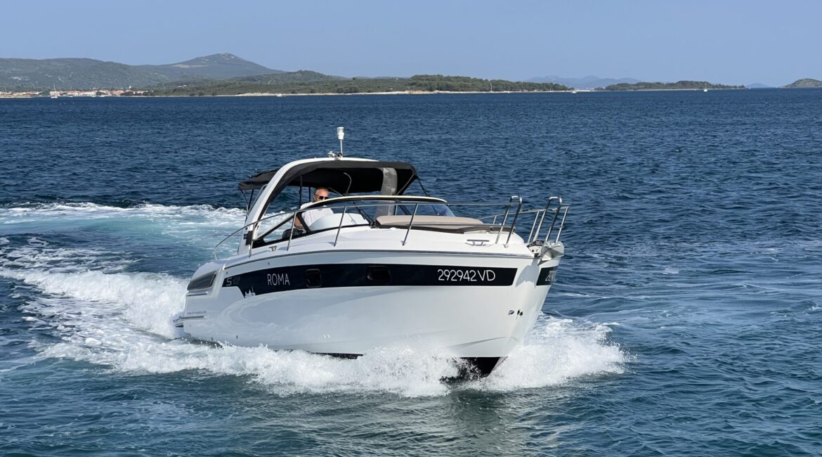 Bavaria S29 Palma – fuel-efficient motorboat with twin engines, perfect for beginners and day trips, available for rent with skipper training