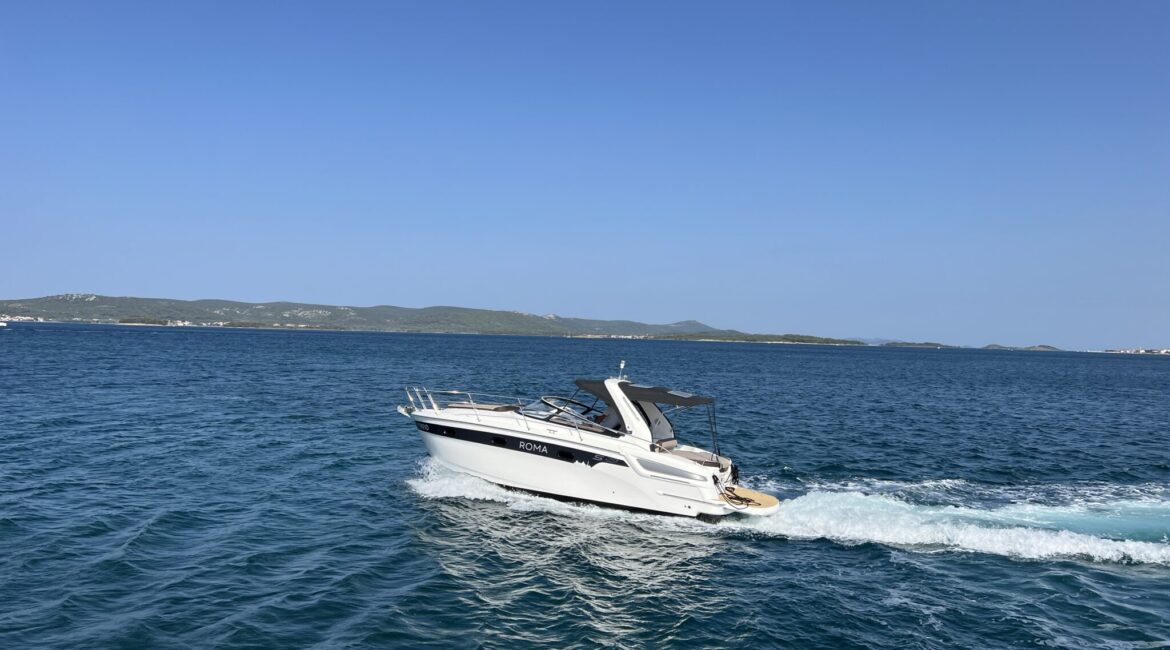 Bavaria S29 – premium motorboat with Volvo engines, spacious interior and modern design, ideal for cruising and comfort