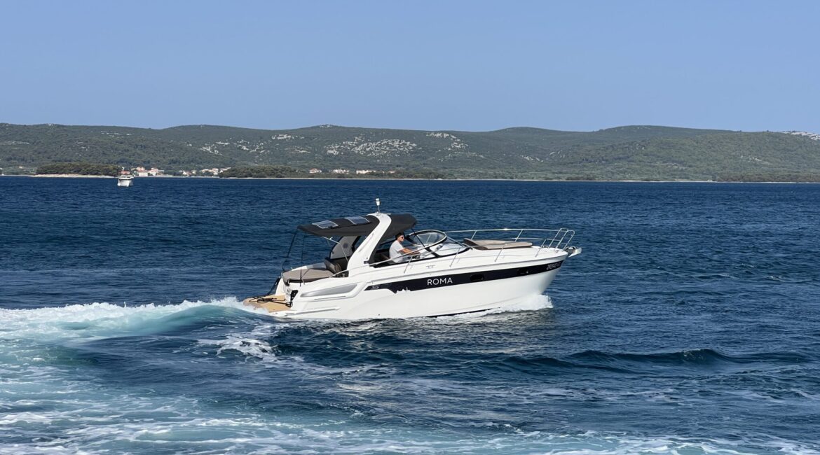 Bavaria S29 HT Roma – premium motorboat with Honda engines, spacious interior and modern design, ideal for cruising and comfort