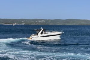 Bavaria S29 HT Roma – premium motorboat with Honda engines, spacious interior and modern design, ideal for cruising and comfort
