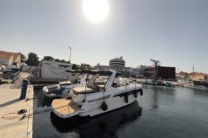 Bavaria S29 HT Roma – premium motorboat with Honda engines, spacious interior and modern design, ideal for cruising and comfort