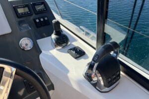 Cockpit of Bavaria 33 HT Palermo – spacious and comfortable helm area with modern controls and seating